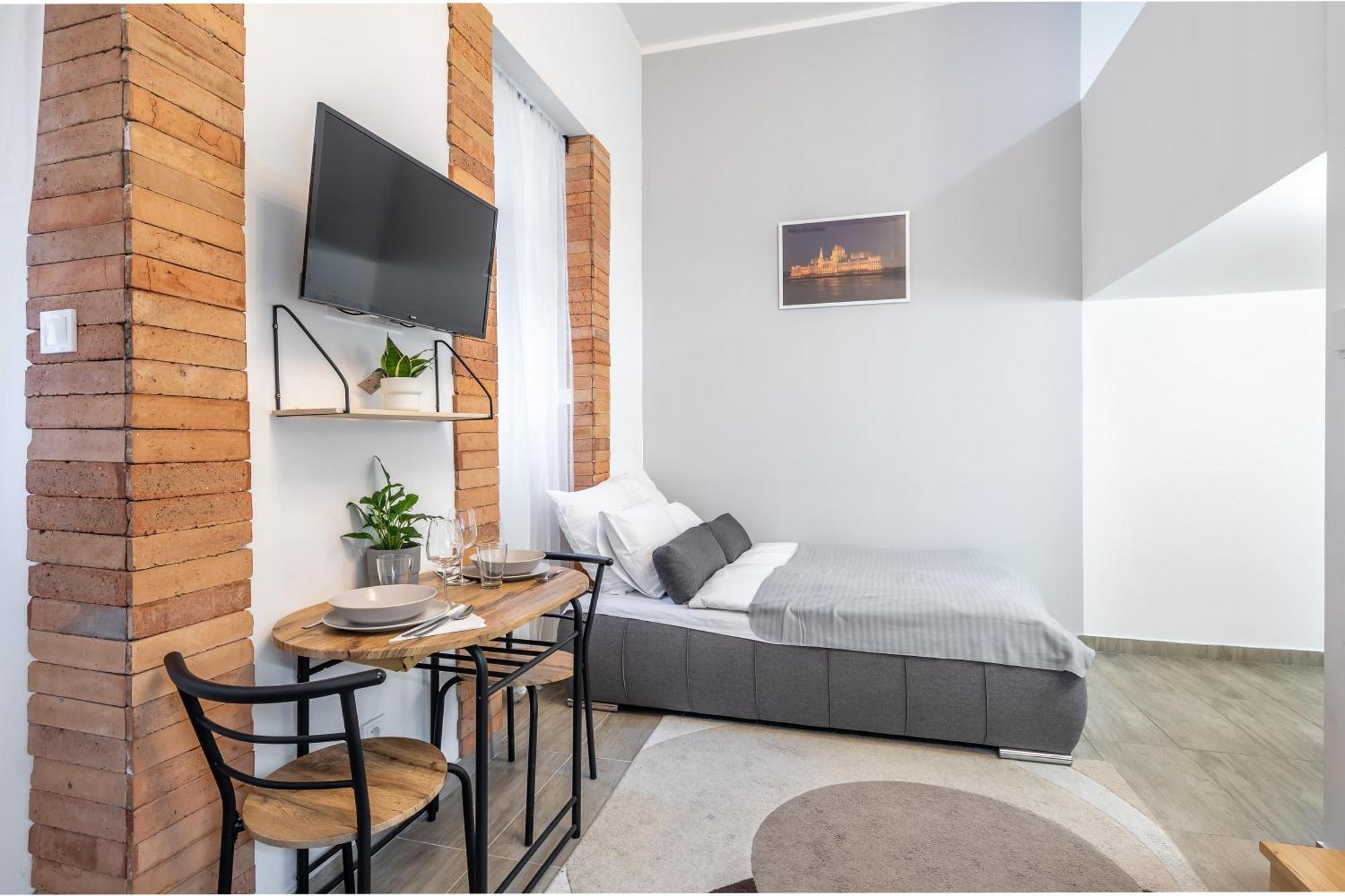 And Homey With Good Transport Link Apartman