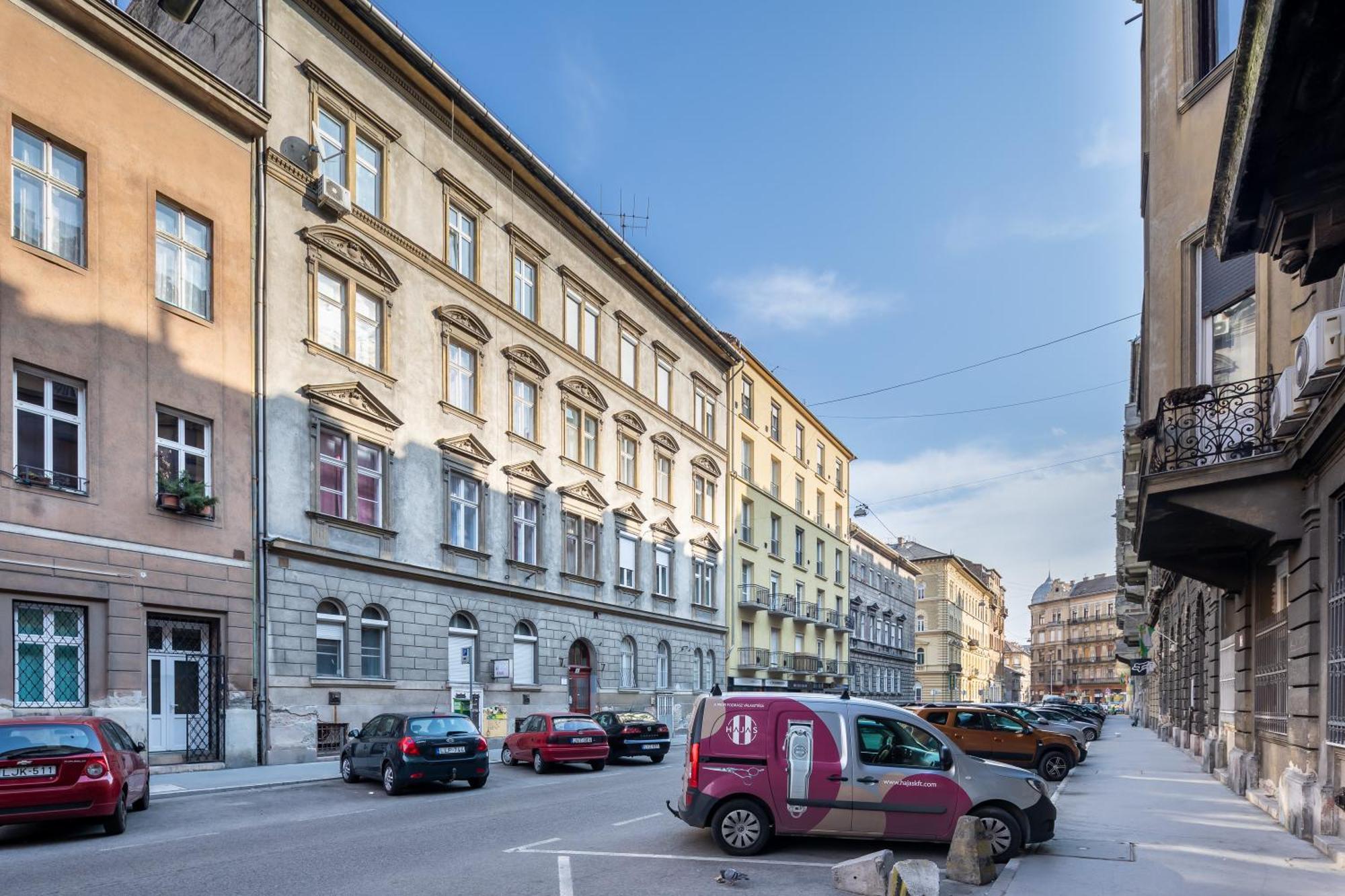 Apartament And Homey With Good Transport Link *