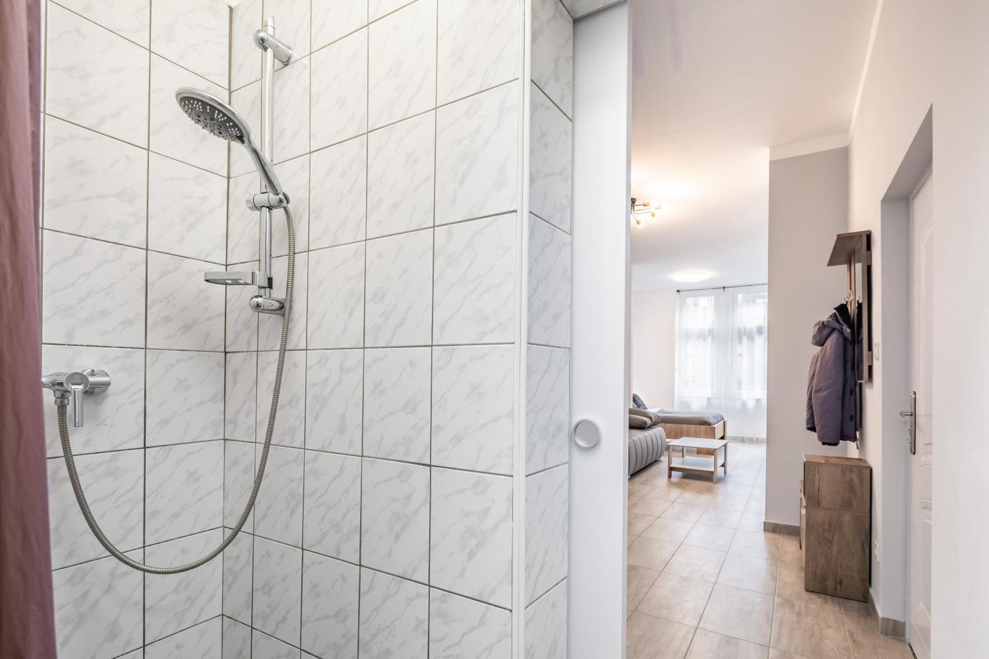 And Homey With Good Transport Link Apartman