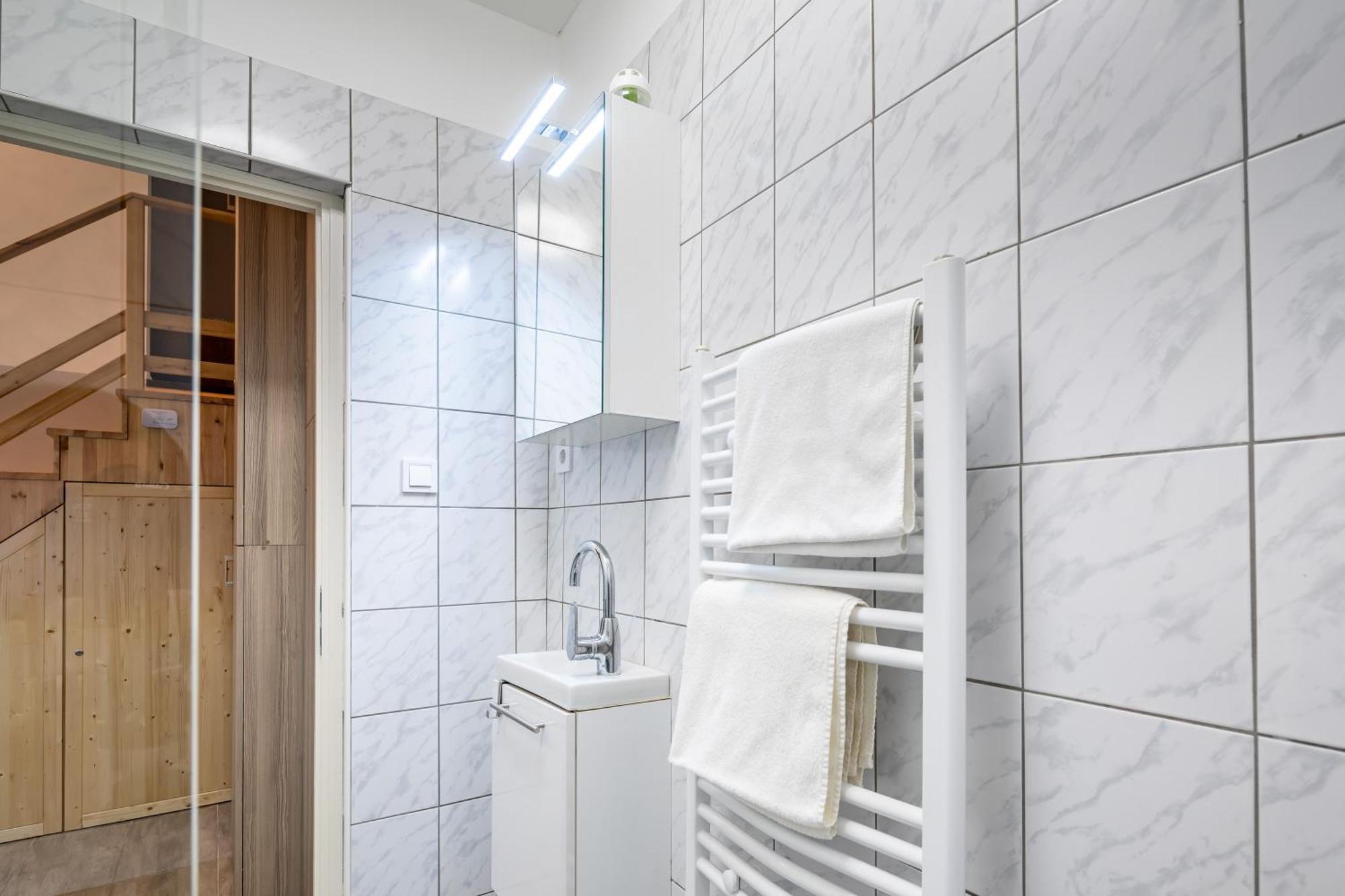 And Homey With Good Transport Link Apartament