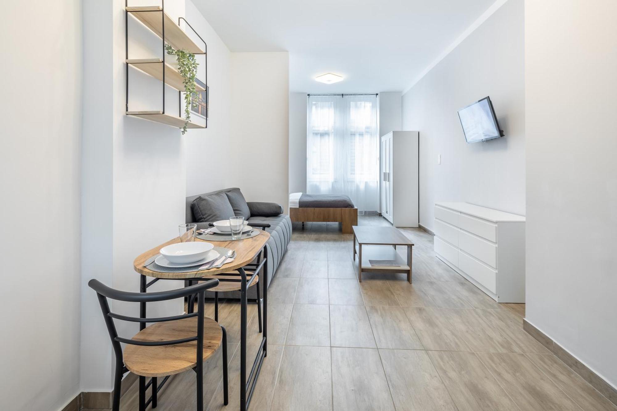 And Homey With Good Transport Link Apartman