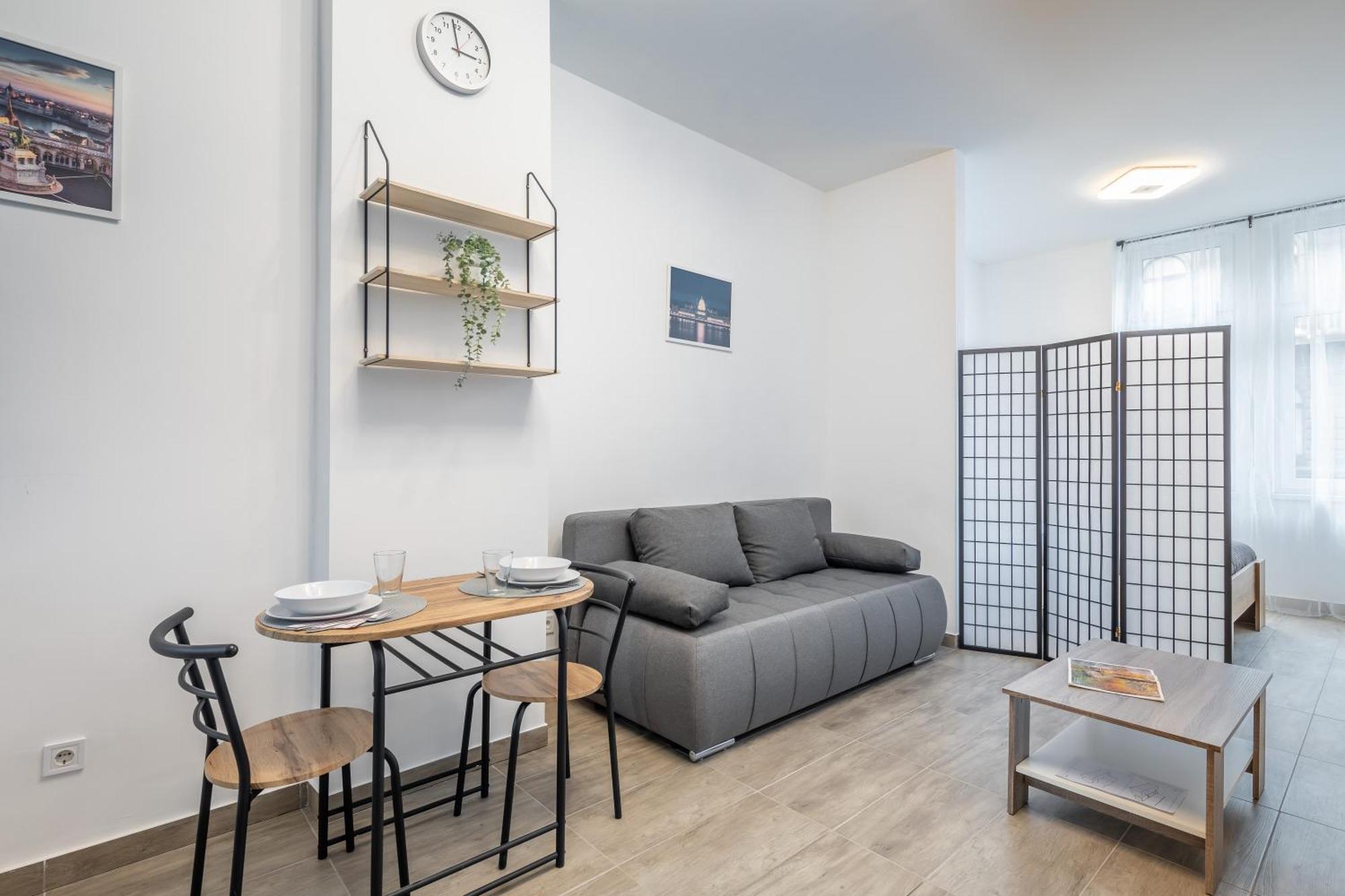 And Homey With Good Transport Link Apartman *